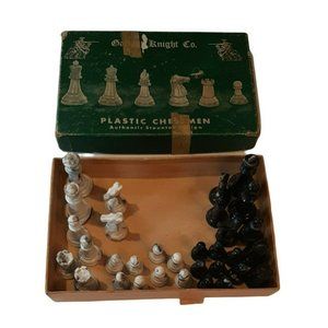 Vtg 1946 Gallant Knight Co Plastic Weighted Chessmen Set B/W Mottled USA